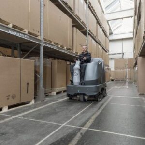 نظافت انبار با دستگاه اسکرابر