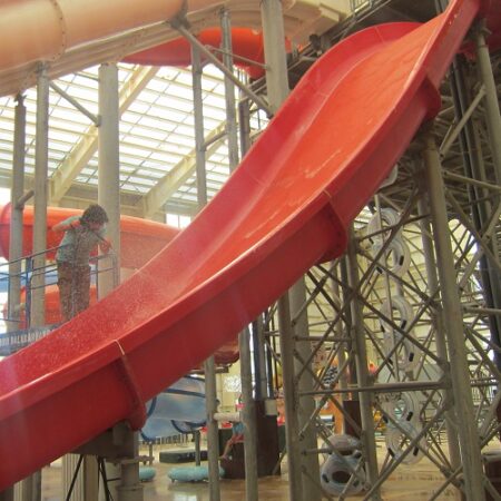 شستشوی وسایل بازی کودکان در پارک با واترجت صنعتی