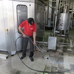 اهمیت نظافت صنایع غذایی با واترجت صنعتی